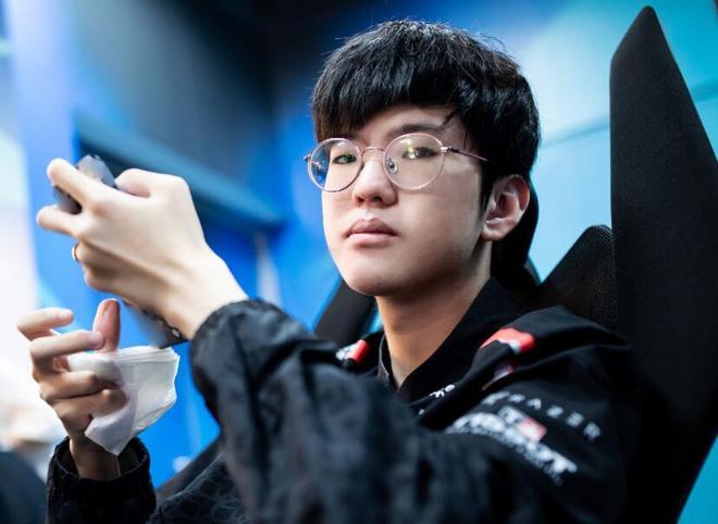 Weibo Gaming vs LNG预热海报：谁会赢下比赛，晋级败决？我们赛场见！